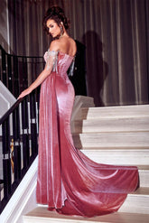 Hermoso vestido de fiesta de sirena con hombros descubiertos y purpurina en color rosa polvoriento con abertura